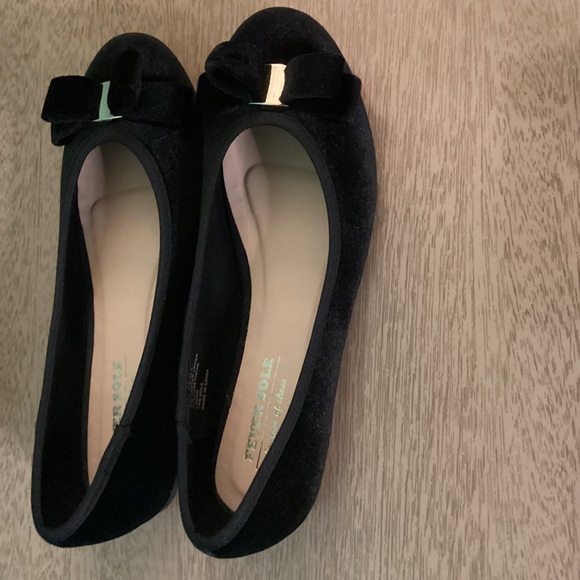 Feversole Women's Size 7.5 Cute Bow Trim Ballet Flats Black Velvet NWOT - Picture 10 of 14